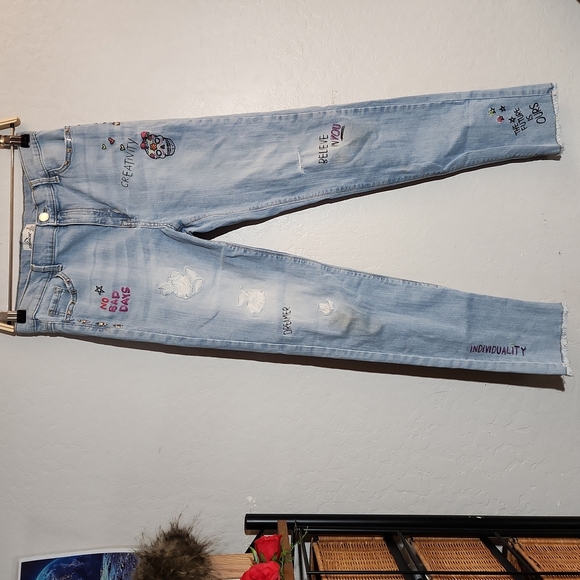 JORDACHE Graphic Jeans Distressed Raw Hem Studs 18 - Picture 1 of 11